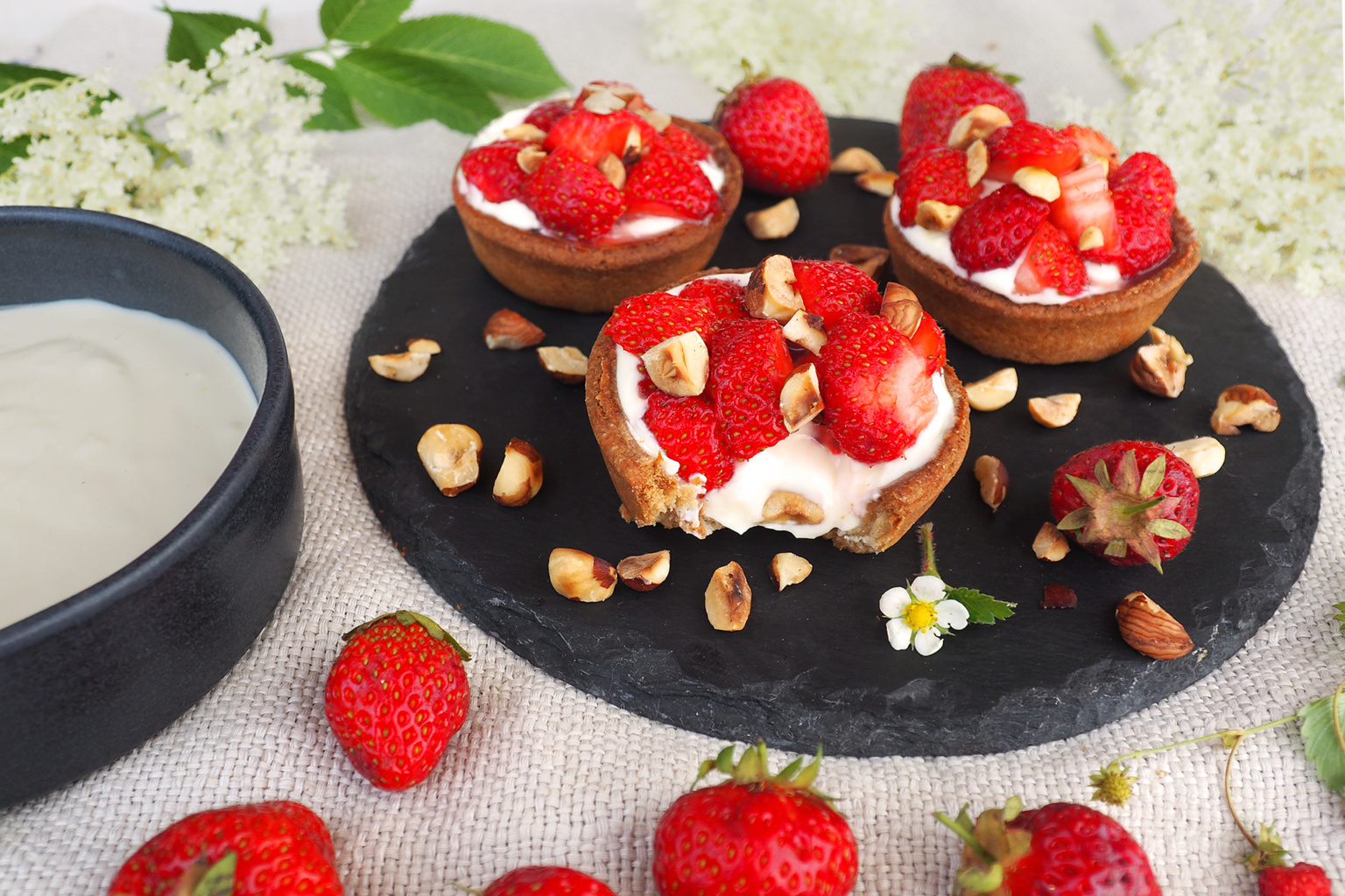 Erdbeertörtchen mit Holunderblüten-Crème fraîche – PalaFitFood
